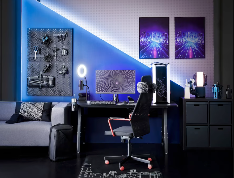 Gaming-Platz mit Ikea-Möbeln ausgestattet