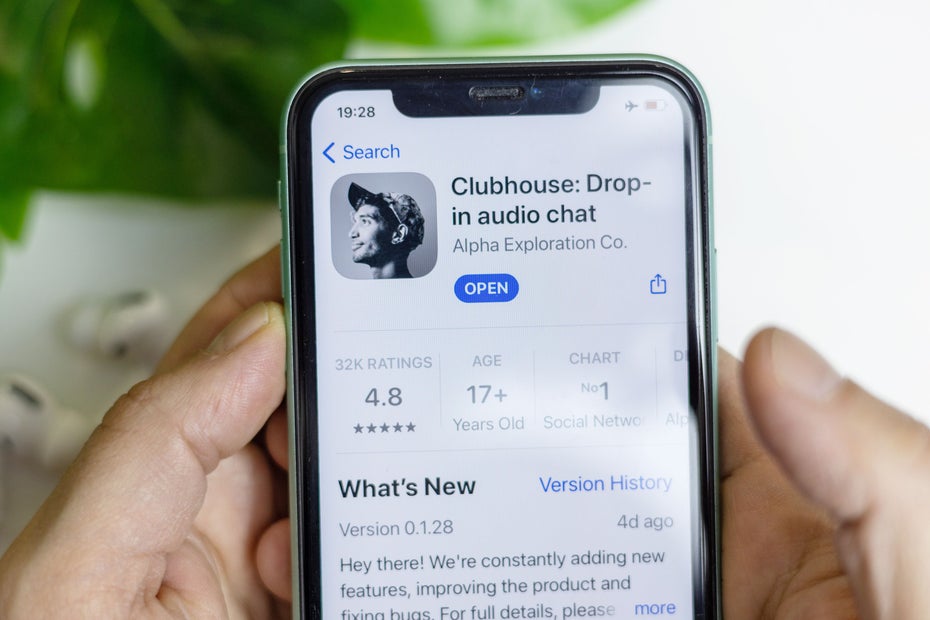 Auf einem iPhone ist die App Clubhouse im App-Store zu sehen.