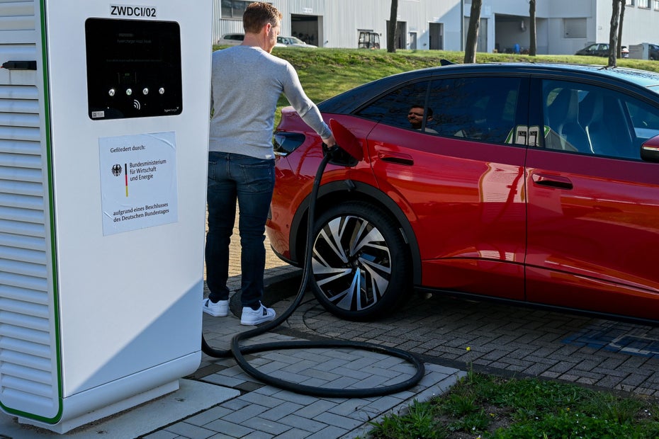 Rotes Elektroauto VW ID.5 wird an einer Ladesäule geladen