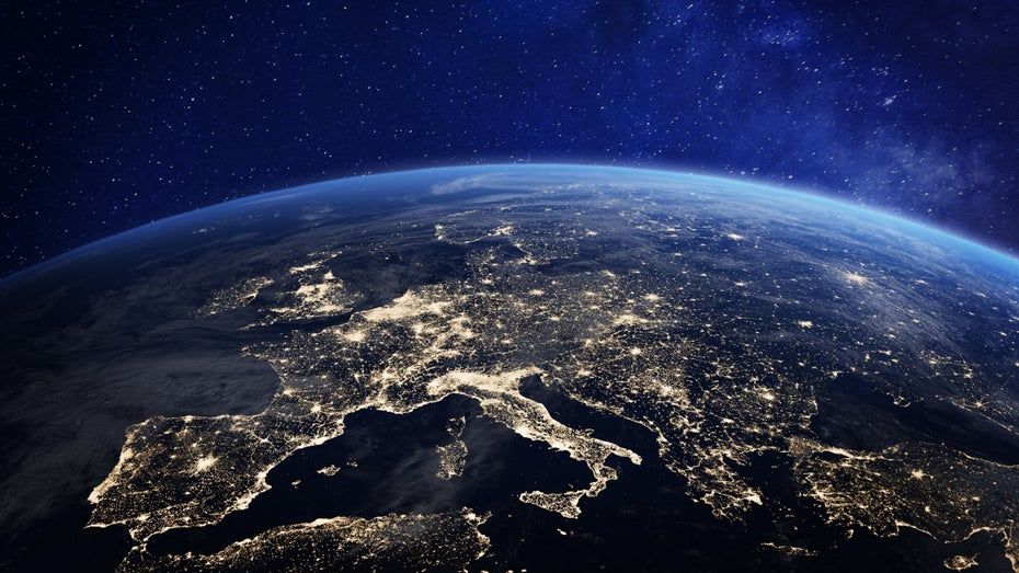 Eine Aufnahme der Erde aus dem Weltall: Lichter sind zu sehen