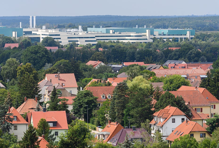 Im Vordergrund befinden sich Wohnhäuser, dahinter ist die Globalfoundries-Fabrik zu sehen.