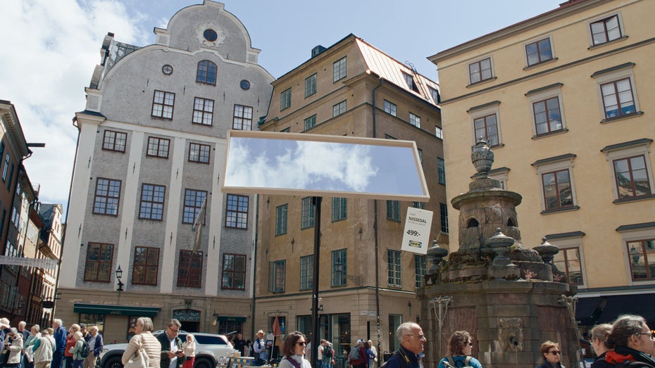 Ein Ikea-Spiegel hängt über einem Platz in Stockholm in Schweden.