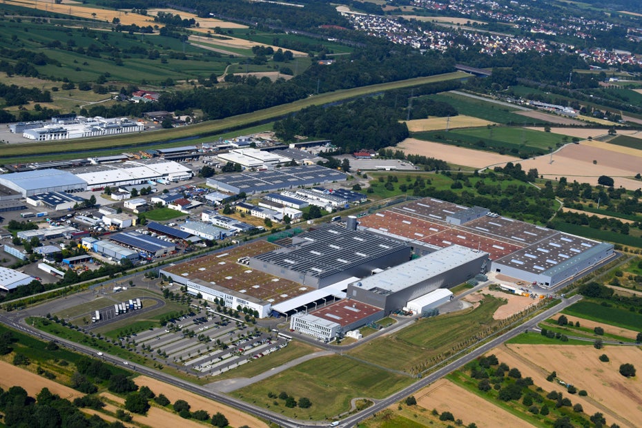 Das Mercedes-Werksgelände in Kuppenheim ist von oben zu sehen.