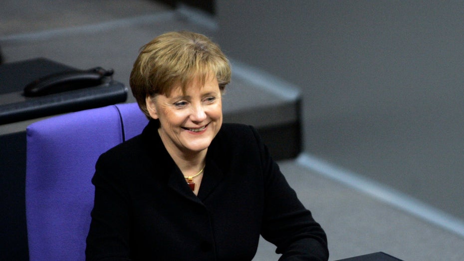 Angela Merkel sitzt 2005 zum ersten Mal auf dem Platz der Kanzlerin. 