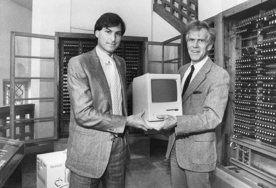 Steve Jobs übergibt im Juni 1985 in Frankfurt am Main dem Direktor des Deutschen Museums, Otto Mayr (r), einen damals aktuellen Apple Macintosh Computer