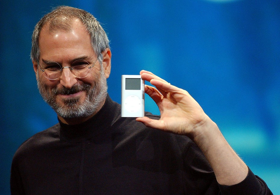 2004 Apple CEO Steve Jobs zeigt den iPod mini bei der Macworld Conference and Expo in San Francisco