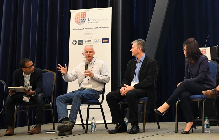 Tesla-Mitgründer Marc Tarpenning (zweiter von links) spricht 2017 bei einer Konferenz.