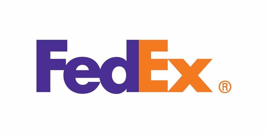 Das FedEx-Logo in lila und orange, vor einem weißen Hintergrund.