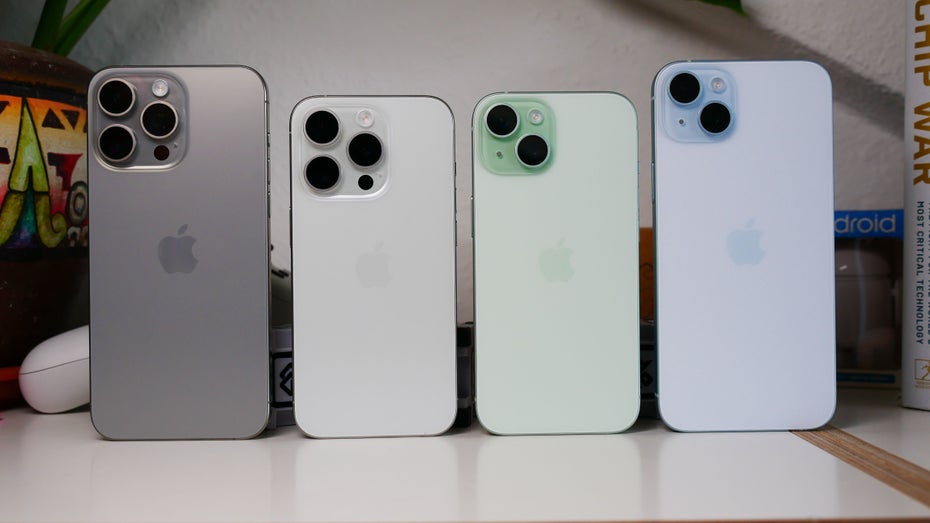 iPhone 15 Pro Max, iPhone 15 Pro, iPhone 15 und 15 Plus von hinten.