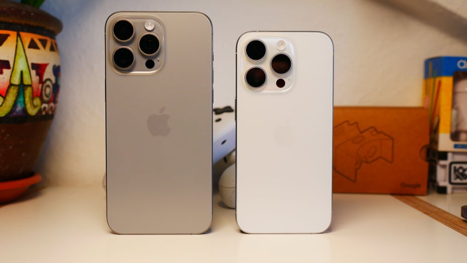 iPhone 15 Pro Max neben dem iPhone 15 Pro.