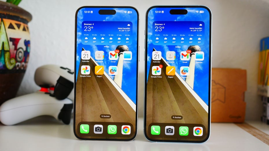 iPhone 15 Pro und iPhone 15 von vorne. Der Rahmen des Pro-Modells ist dünner als beim Basismodell.