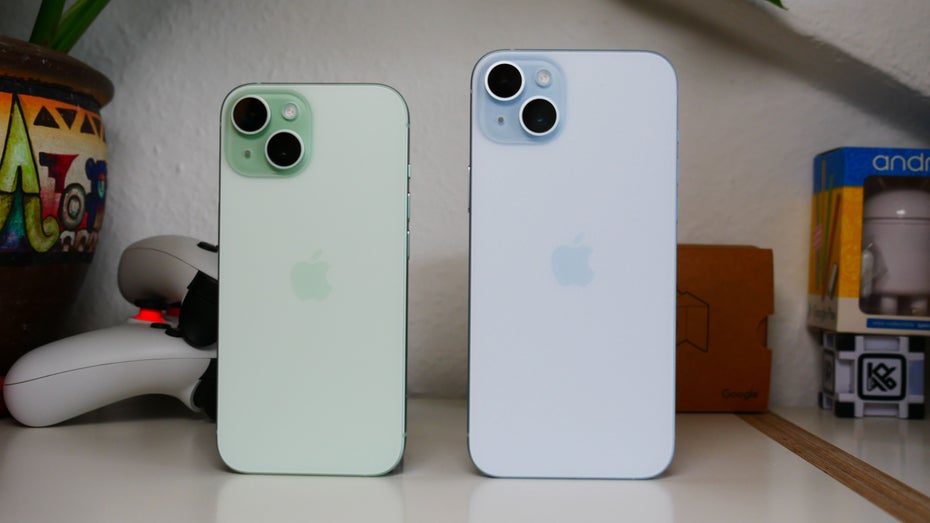 iPhone 15 neben dem iPhone 15 Plus.