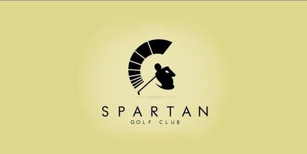 Auf goldgelben Hintergrund steht der Schriftzug „SPARTAN GOLF CLUB“ verteilt auf zwei Zeilen. Darüber ist die Silhouette eines:einer Golfspieler:in zu sehen, der:die einen Golfschläger schwingt, der einen schwarzen Halbkreis nach sich zieht.