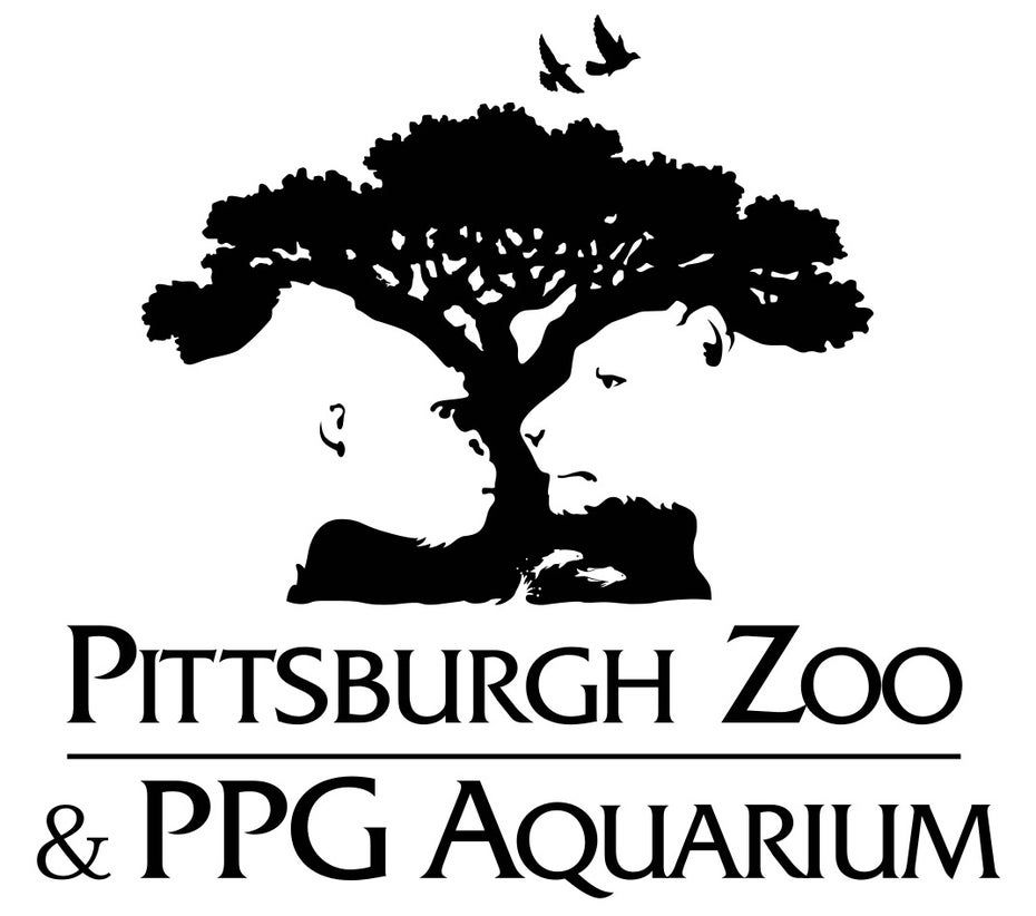 Vor weißem Hintergrund steht in schwarzer Schrift „PITTSBURGH ZOO & PPG AQUARIUM“, darüber befindet sich ein Baum, in dessen Umrissen ein Gorilla- und ein Löwenkopf zu sehen sind. Über dem Baum fliegen Vögel.