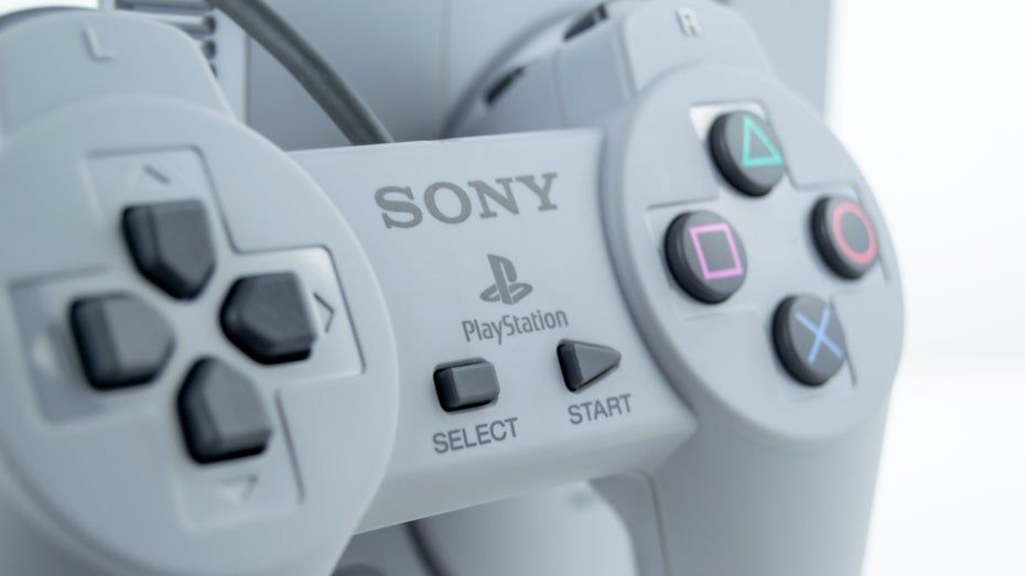 Gamepad der ersten Playstation. (Foto: Anthony McLaughlin / Shutterstock.com)