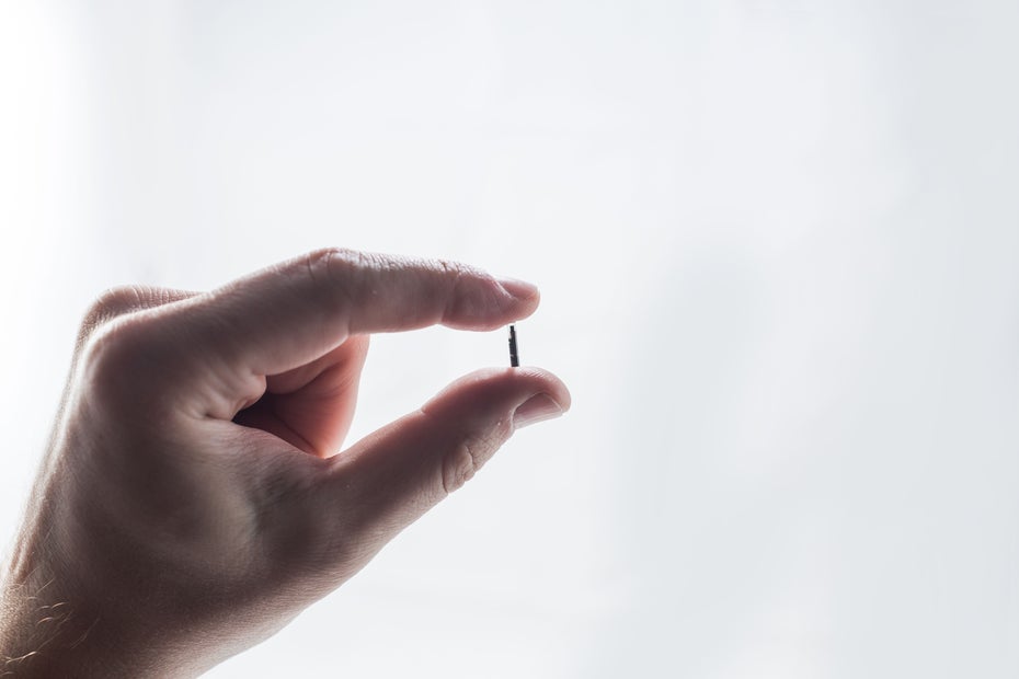 Mikrochip in der Hand