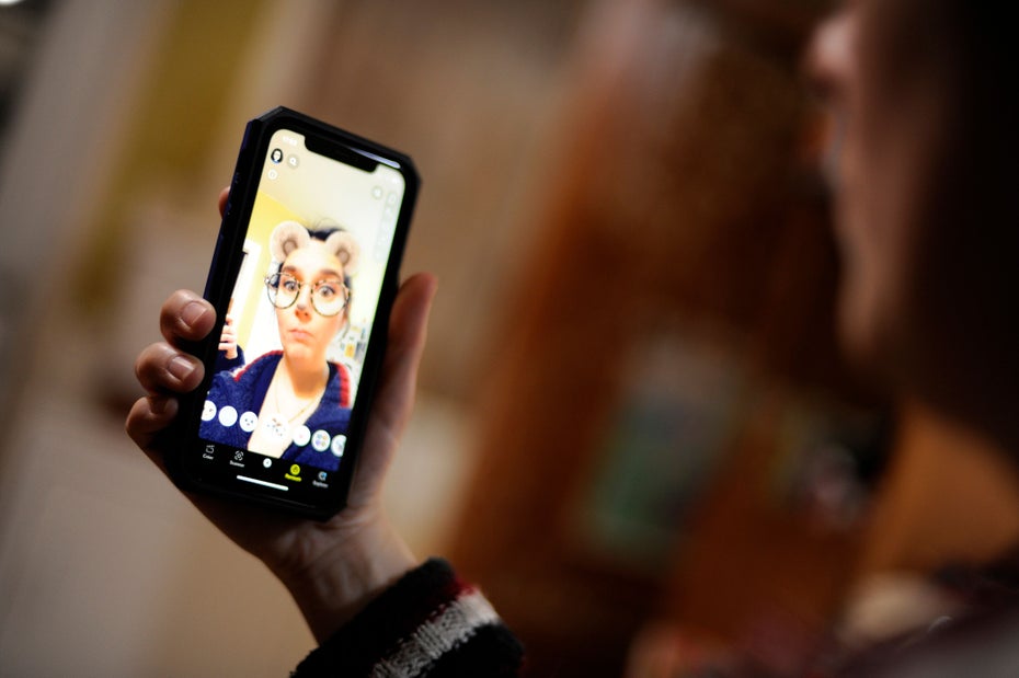 Die App Snapchat ist zu sehen, ein Gesichts-Filter wird ausprobiert.