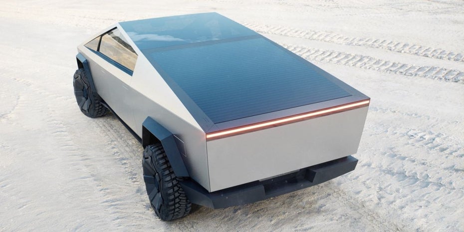 Die abgedeckte Ladefläche des Tesla Cybertruck mit Solarpanel.